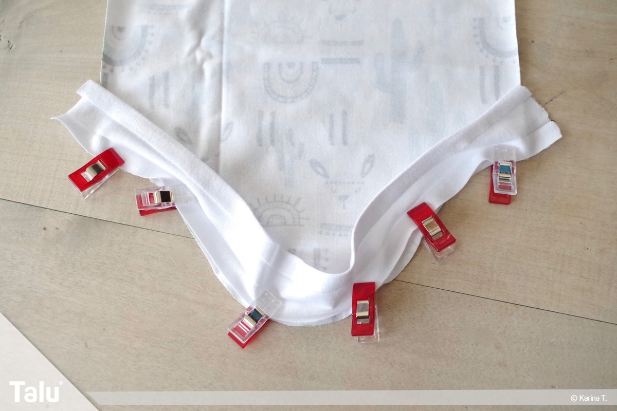 Baby Body nähen, Stoffteile mit Clipsen fixieren