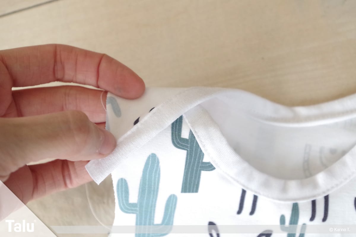 Baby Body nähen, Stoff-Überlappung im Schulterbereich