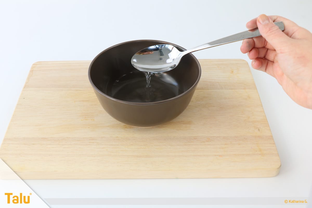 Essbarer Glitzer, Glitzerpulver, Variante mit Gelatine, Wasser in Schale geben