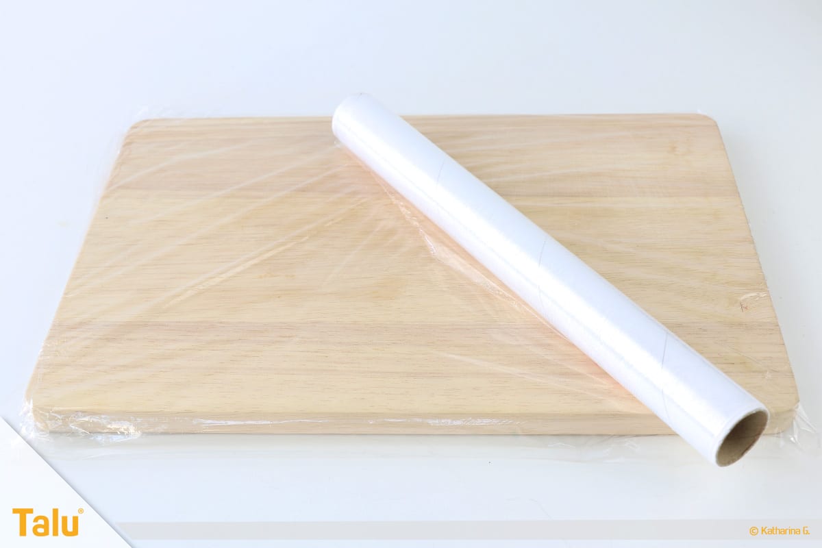 Essbarer Glitzer, Glitzerpulver, Variante mit Gelatine, Brett mit Klarsichtfolie vorbereiten
