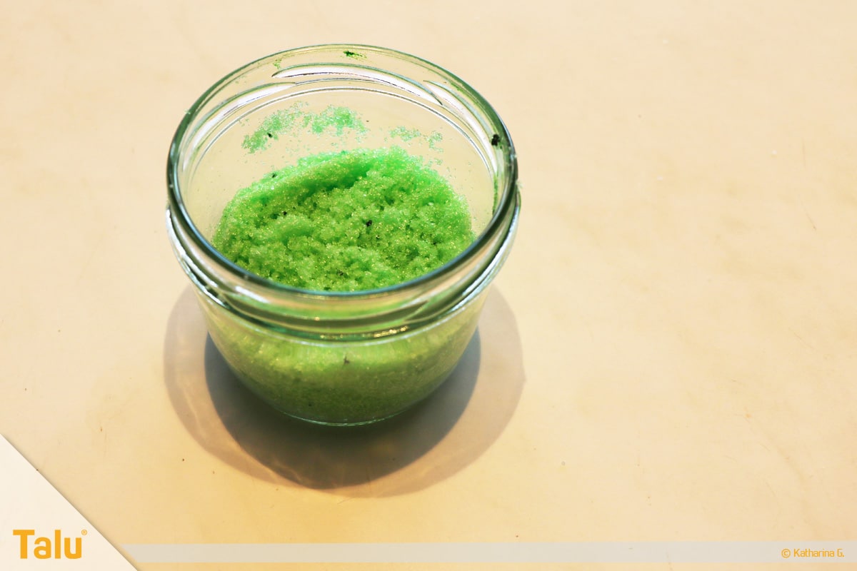 Essbarer Glitzer, Glitzerpulver, Variante aus Zucker, Zucker mit Lebensmittelfarbe mischen