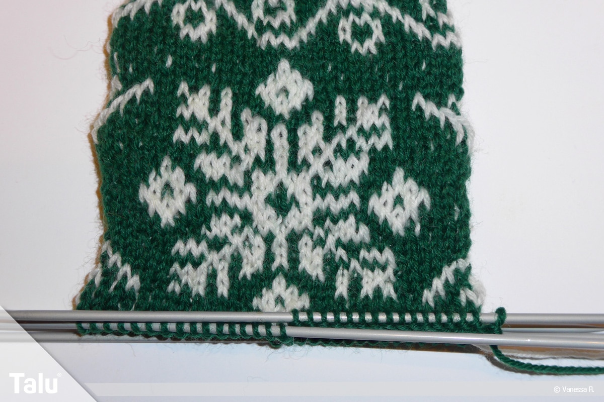 Gestrickte Socken, Norwegermuster, angefangenes Norwegermuster