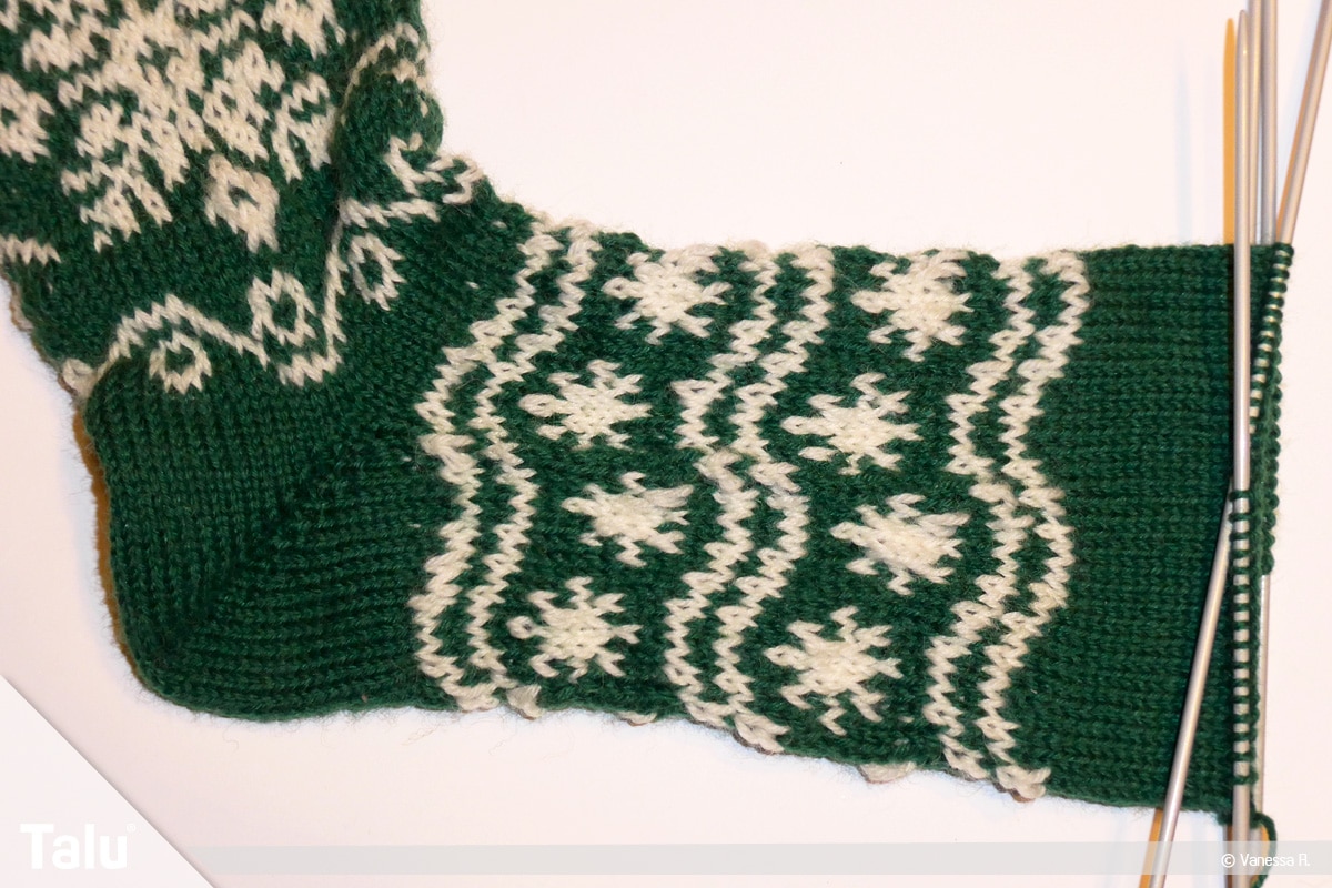 Gestrickte Socken, Norwegermuster, Wellenlinien als Muster