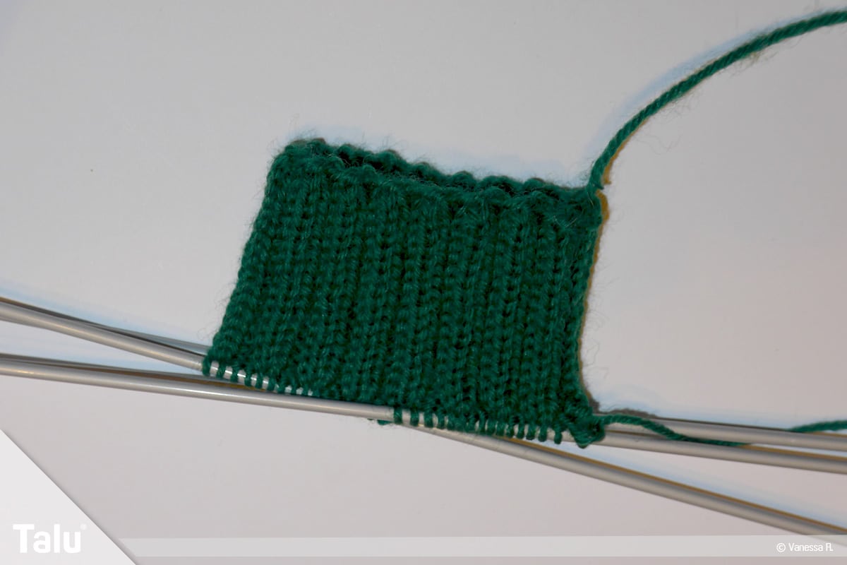 Gestrickte Socken, Norwegermuster, Bündchen stricken