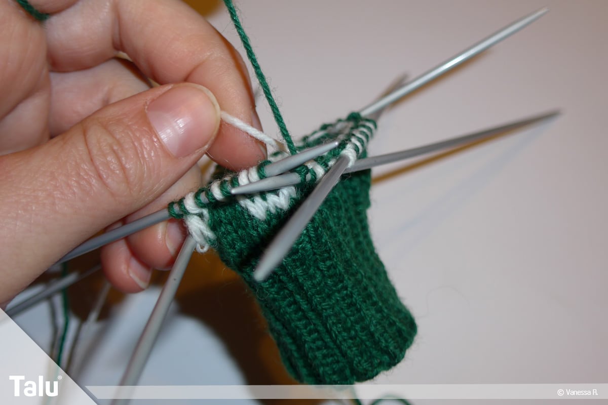 Gestrickte Socken, Norwegermuster, Muster zweifarbig stricken