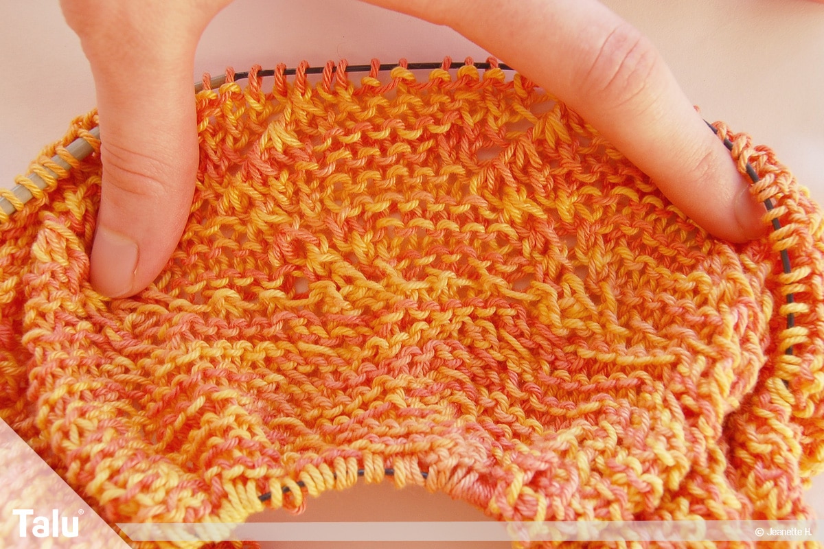 Möbiusschal stricken, Strickarbeit nach 16 Runden