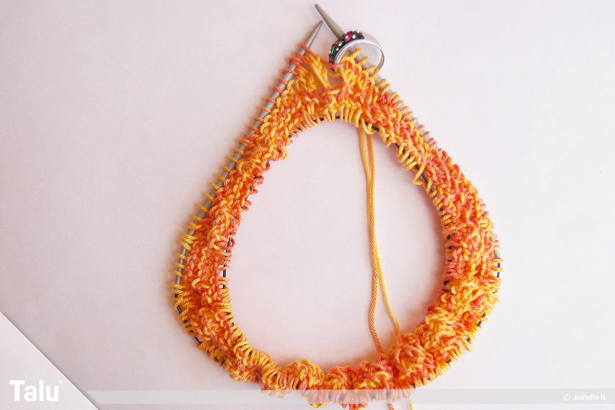 Möbiusschal stricken, nach drei gestrickten Runden
