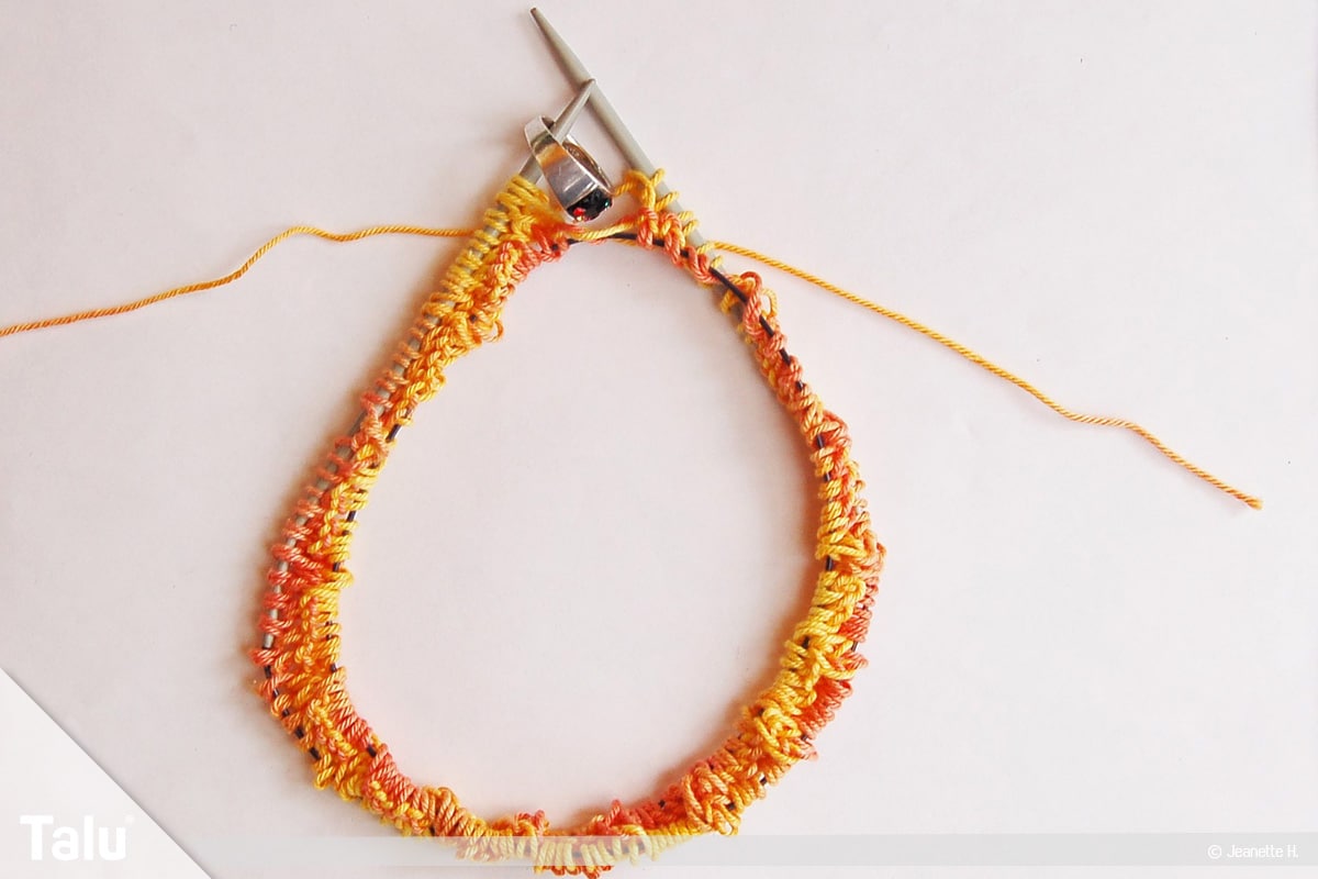 Möbiusschal stricken, nach einer gestrickten Runde