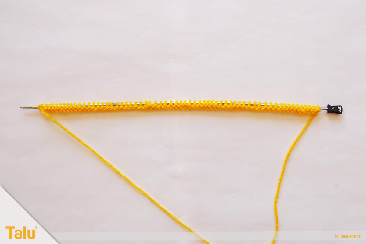 Wollreste verstricken, Blume stricken, nach einer Reihe