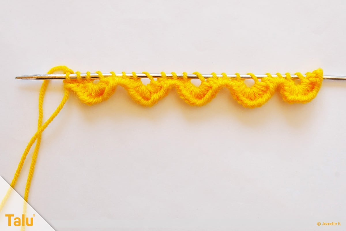 Wollreste verstricken, Blume stricken, nach zwei Reihen