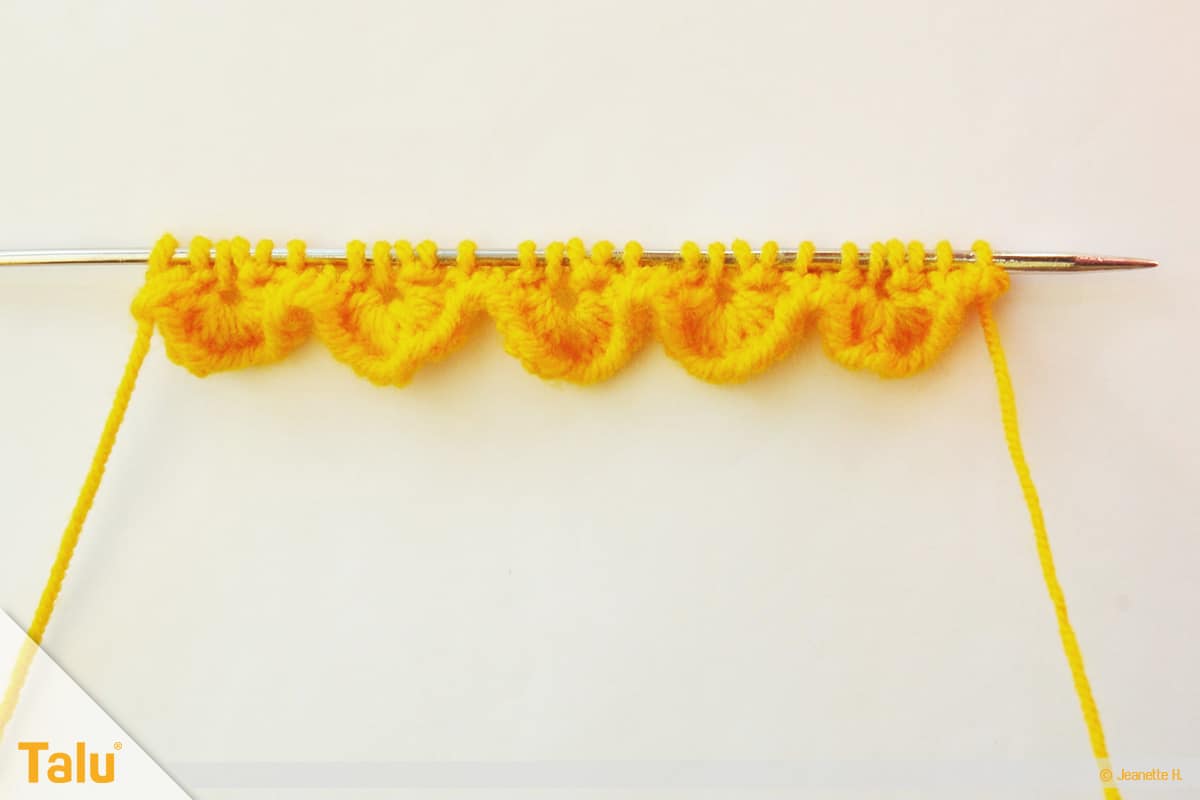 Wollreste verstricken, Blume stricken, nach drei Reihen