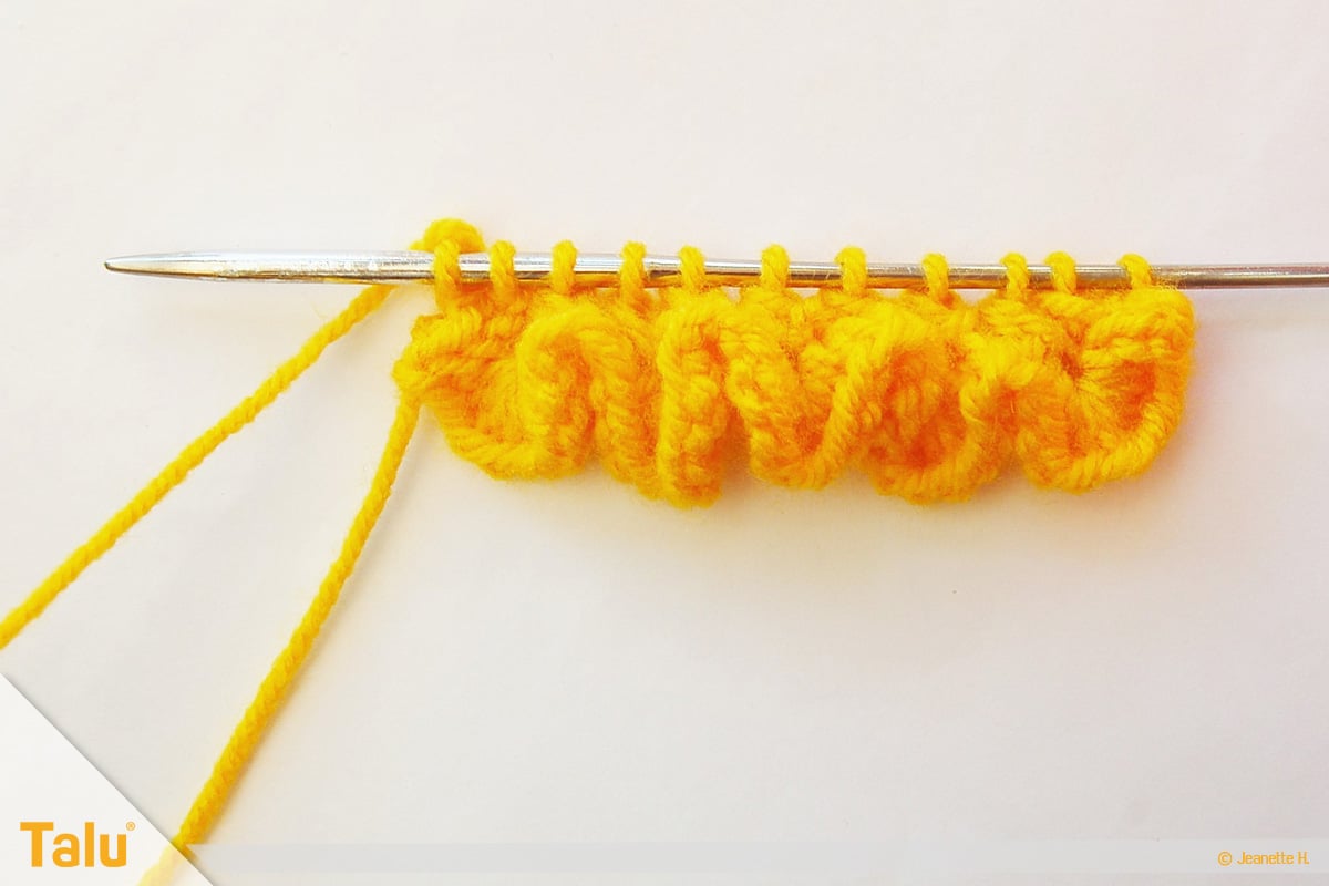 Wollreste verstricken, Blume stricken, nach vier Reihen