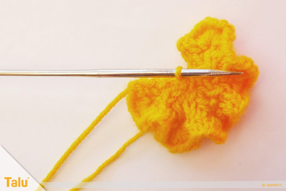 Wollreste verstricken, Blume stricken, nach sechs Reihen