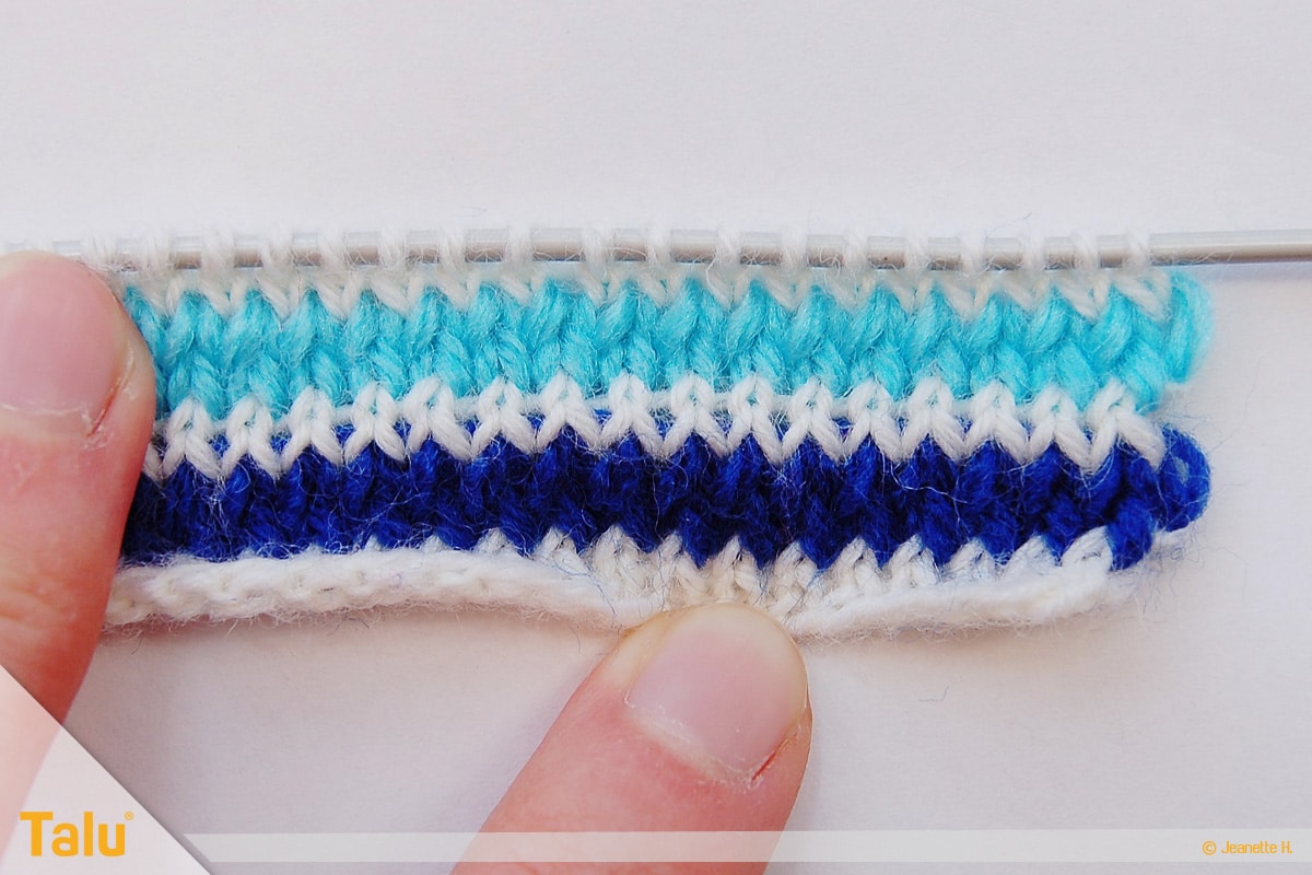 Wollreste verstricken, Mützchen stricken, nach zehn Reihen