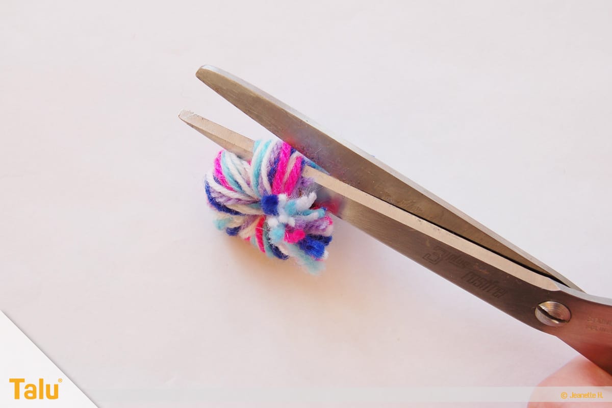 Wollreste verstricken, Mützchen stricken, Pompom aufschneiden