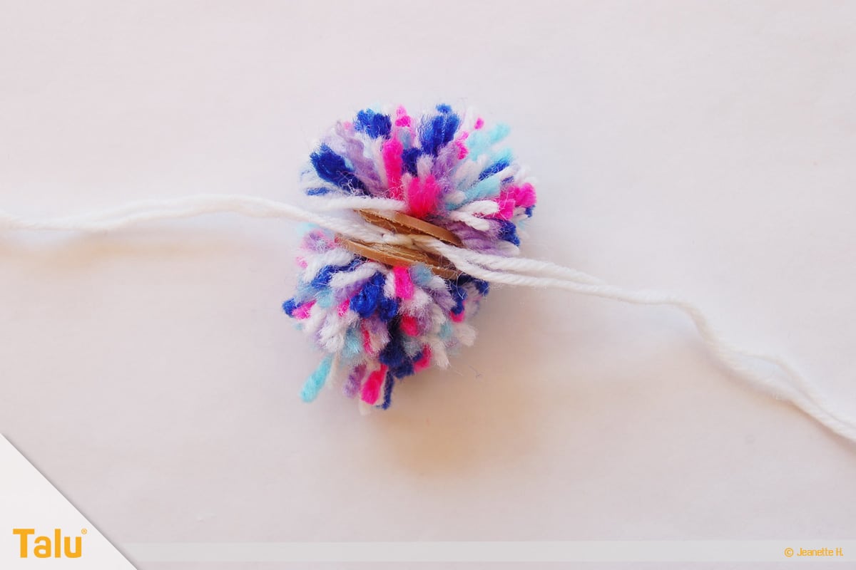 Wollreste verstricken, Mützchen stricken, Pompon abbinden