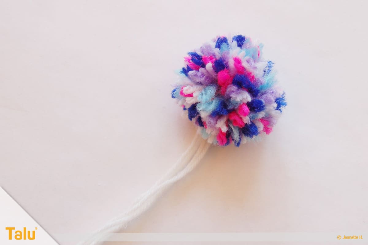 Wollreste verstricken, Mützchen stricken, fertiger Pompon