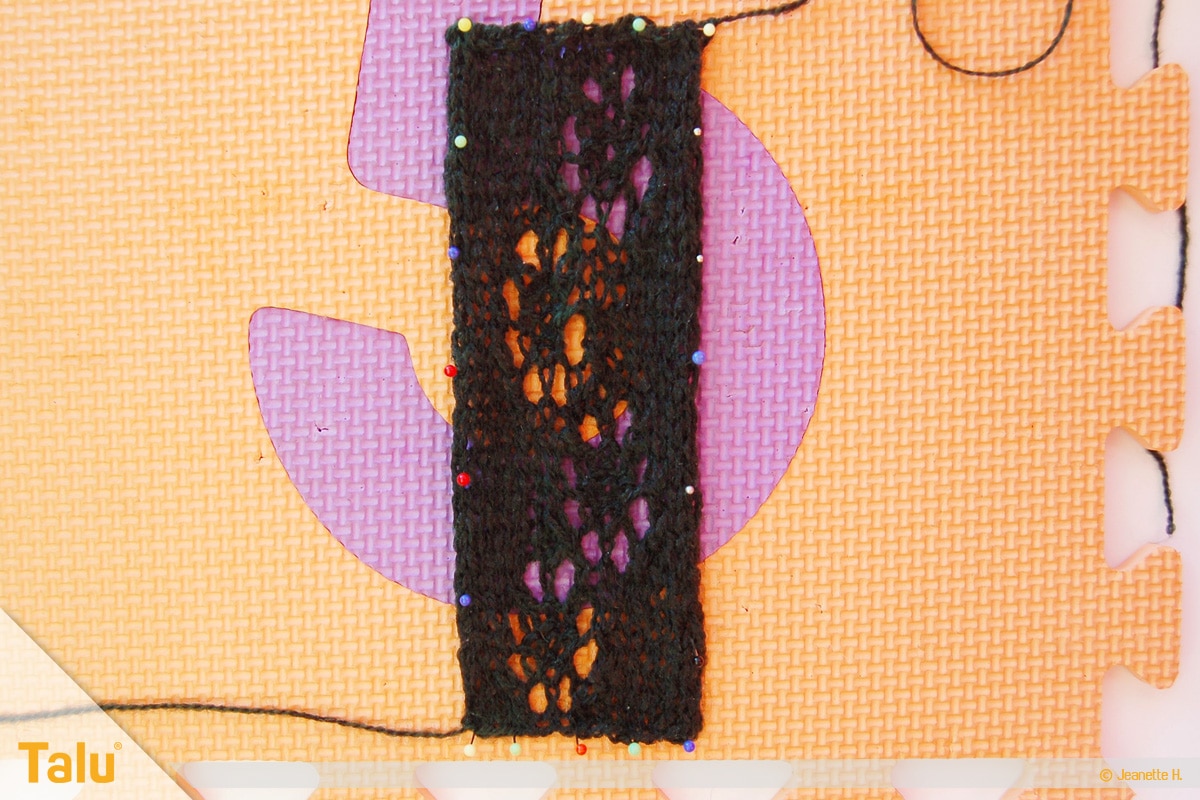 Wollreste verstricken, Teelicht-Hülle stricken, Strickarbeit spannen
