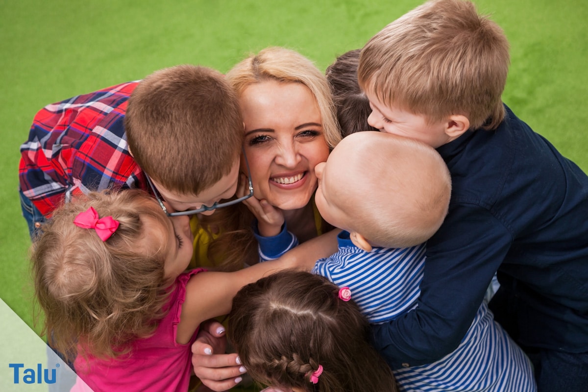 Abschied vom Kindergarten, Gedichte und Sprüche, Kinder mit Erzieherin