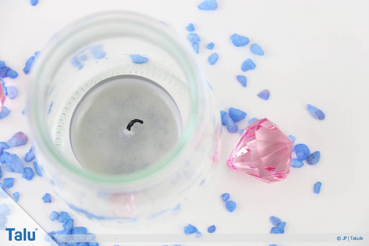 Geldgeschenke und Gutscheine originell verpacken, Teelicht mit wieder fest werdendem Wachs