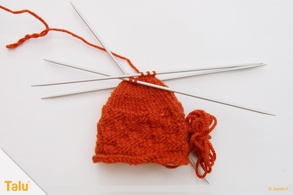 im Kreis stricken, in Runden stricken, Strickarbeit vor dem Zusammenziehen