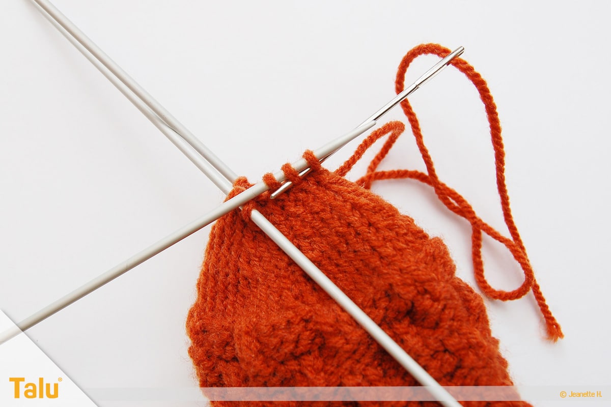 im Kreis stricken, in Runden stricken, Strickarbeit an Öffnung zusammenzeihen