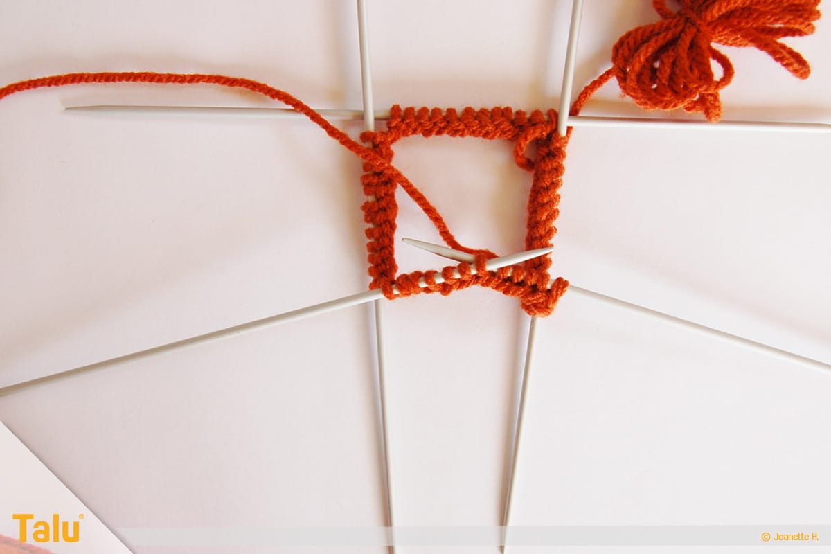 im Kreis stricken, in Runden stricken, Runden mit Nadelspiel stricken