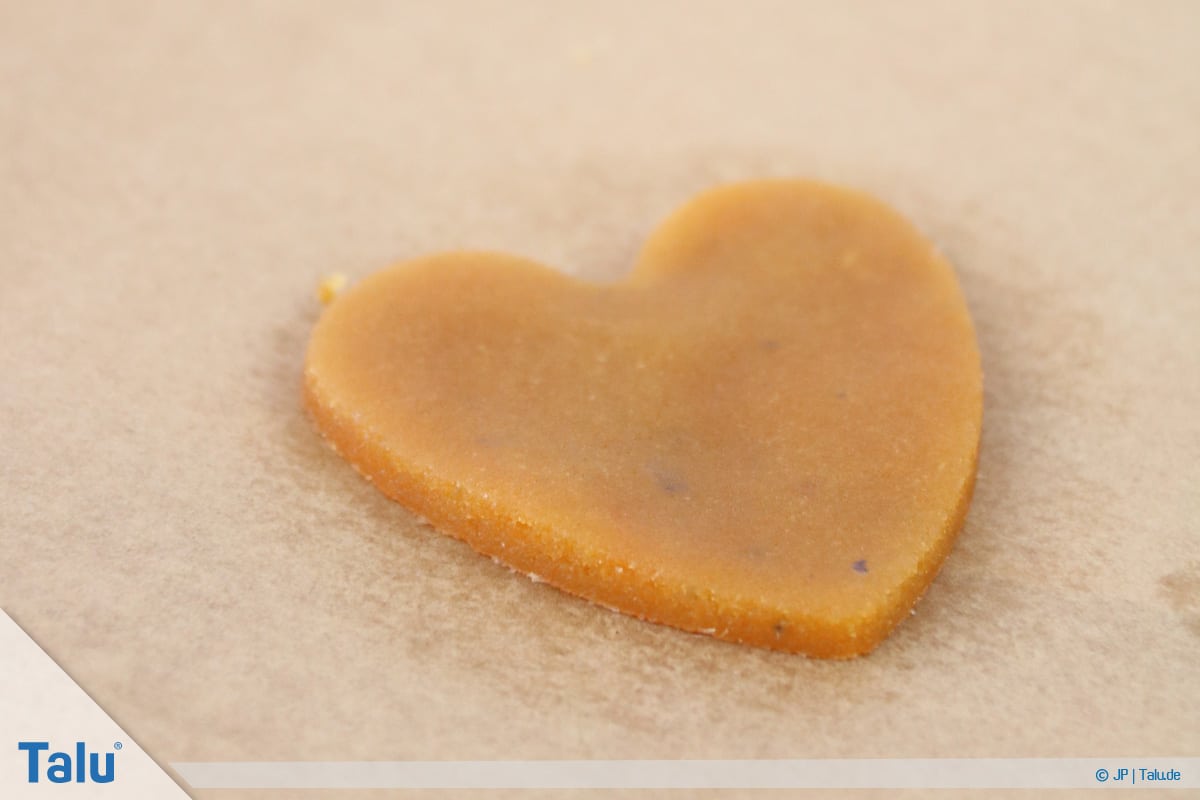 Marzipan färben, Variante mit Lebensmittelfarbe, gefärbtes Marzipan in Herzform