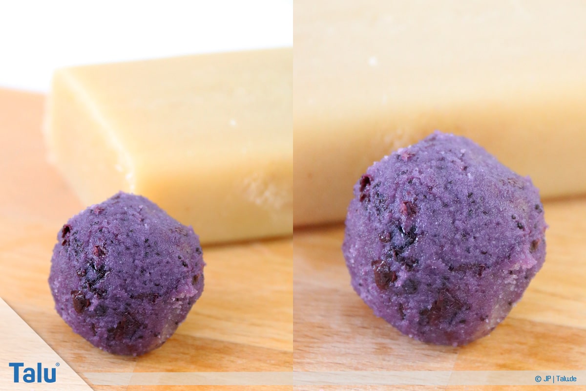 Marzipan färben, Variante mit Naturfarben, Heidelbeer-Marzipan-Kugel