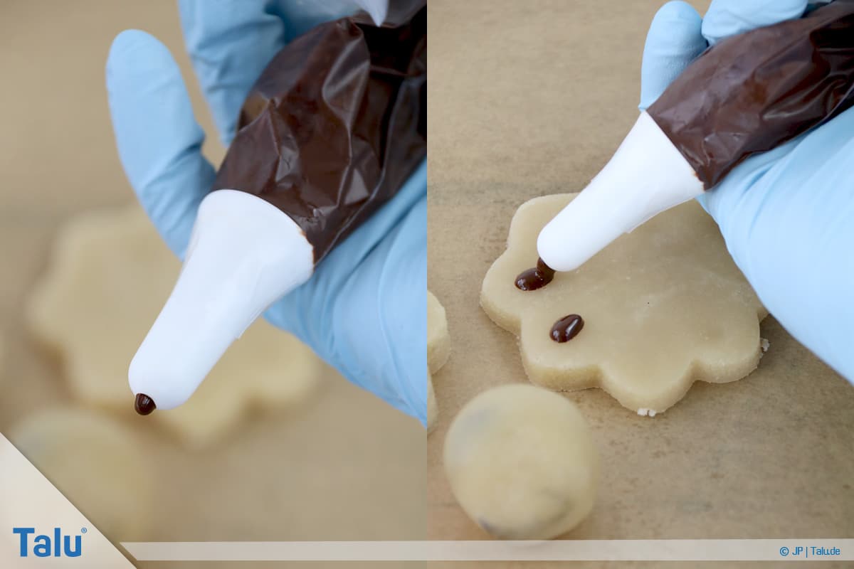Marzipan färben, Variante mit Schokolade, flüssige Schokolade im Spritzbeutel