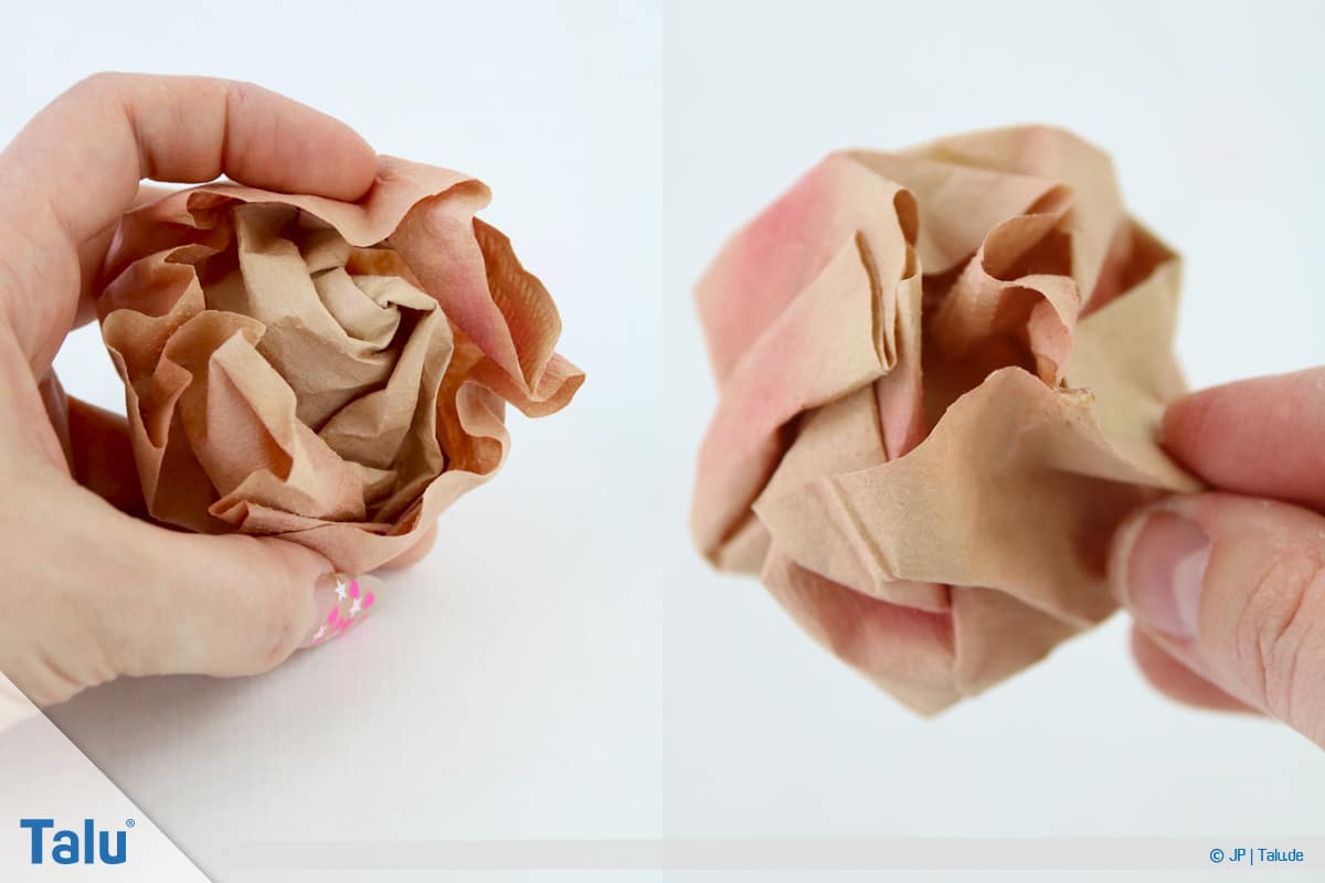 Papierrosen basteln, Anleitung, Papierrosen aus Filtertüten, Rückseite der Filtertüten-Rose