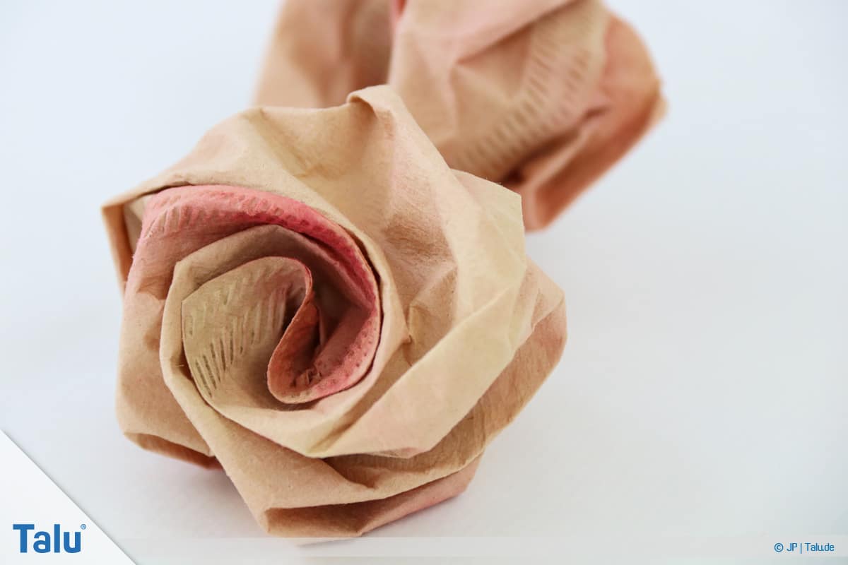 Papierrosen basteln, Anleitung, Papierrosen aus Filtertüten, gefertigte Rosen aus Filtertüten