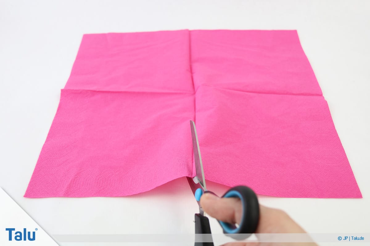 Papierrosen basteln, Anleitung, Papierrosen aus Servietten, Serviette auseinanderschneiden