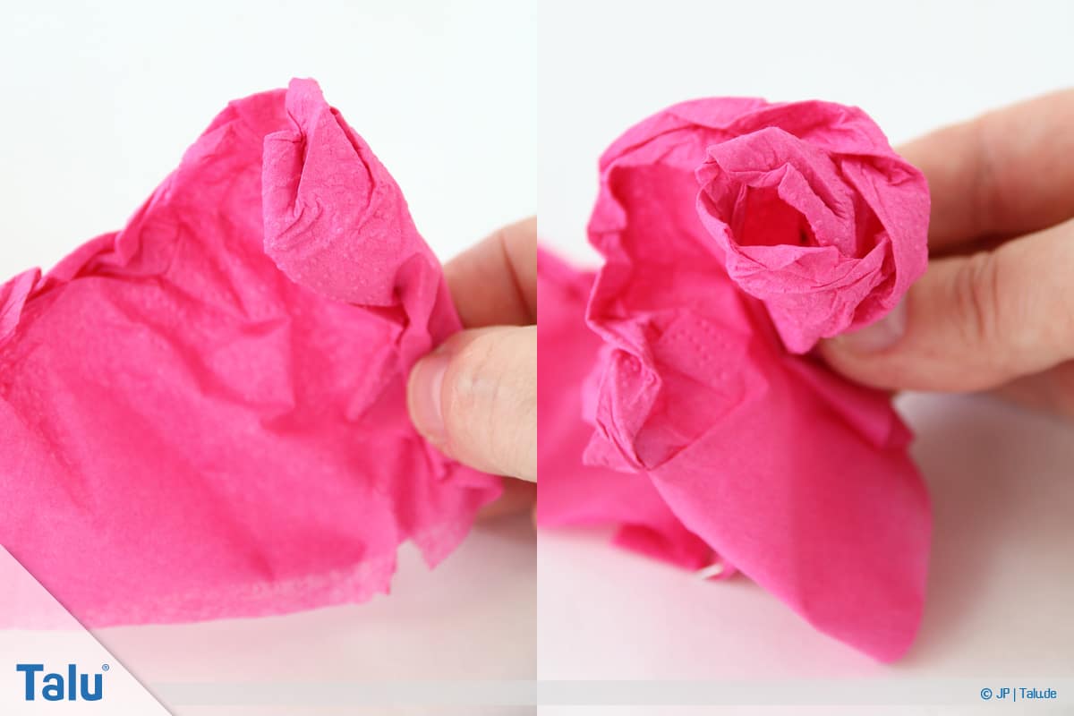Papierrosen basteln, Anleitung, Papierrosen aus Servietten, Serviette zur Rose aufrollen