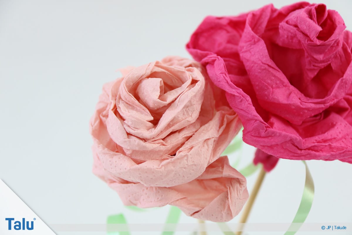 Papierrosen basteln, Anleitung, Papierrosen aus Servietten, fertige Servietten-Rosen in der Vase