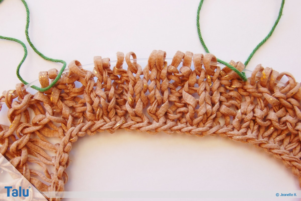 Fallmaschen stricken, senkrechtes Fallmaschenmuster, nach drei Reihen