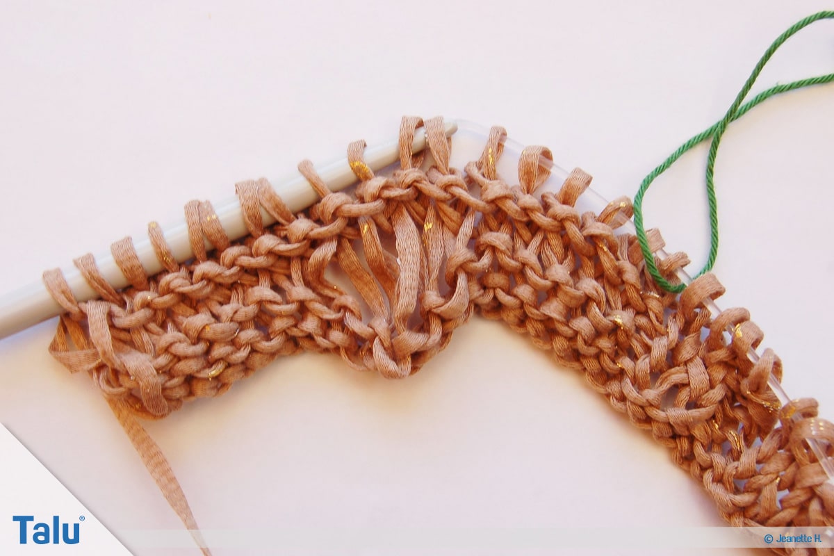 Fallmaschen stricken, waagerechtes Fallmaschenmuster, nach vier Reihen
