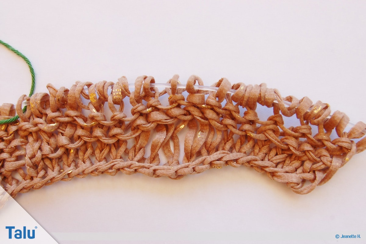 Fallmaschen stricken, waagerechtes Fallmaschenmuster, nach fünf Reihen