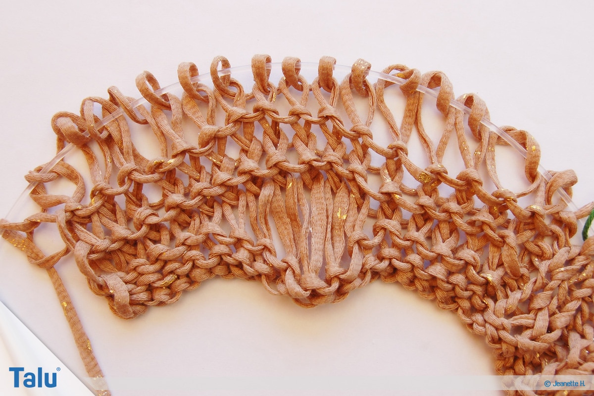 Fallmaschen stricken, senkrechtes Fallmaschenmuster, nach zwölf Reihen