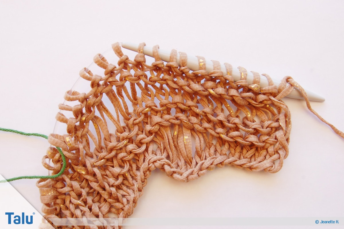 Fallmaschen stricken, waagerechtes Fallmaschenmuster, nach acht Reihen