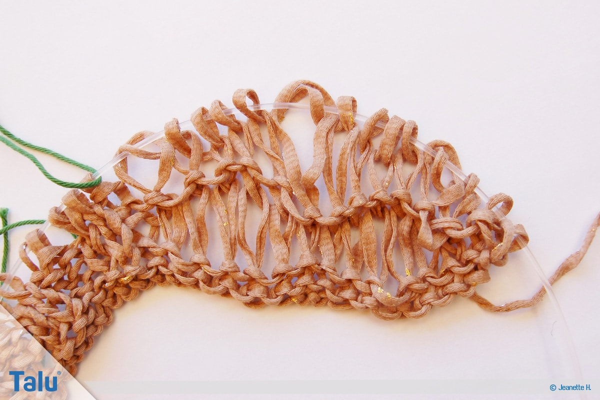 Fallmaschen stricken, wellenförmiges Fallmaschenmuster, nach vier Reihen