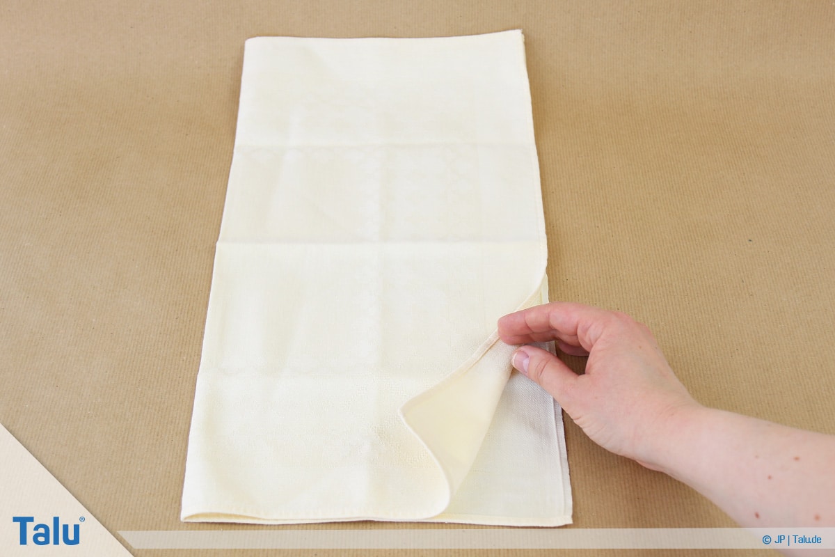 Stoffservietten falten, Bestecktasche, Serviette halbieren