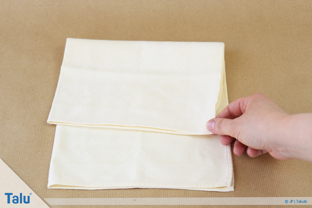Stoffservietten falten, Bestecktasche, Serviette nach unten falten