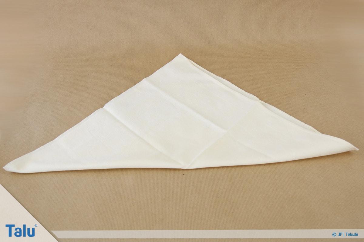 Stoffservietten falten, Blatt, Serviette zum Dreieck halbieren