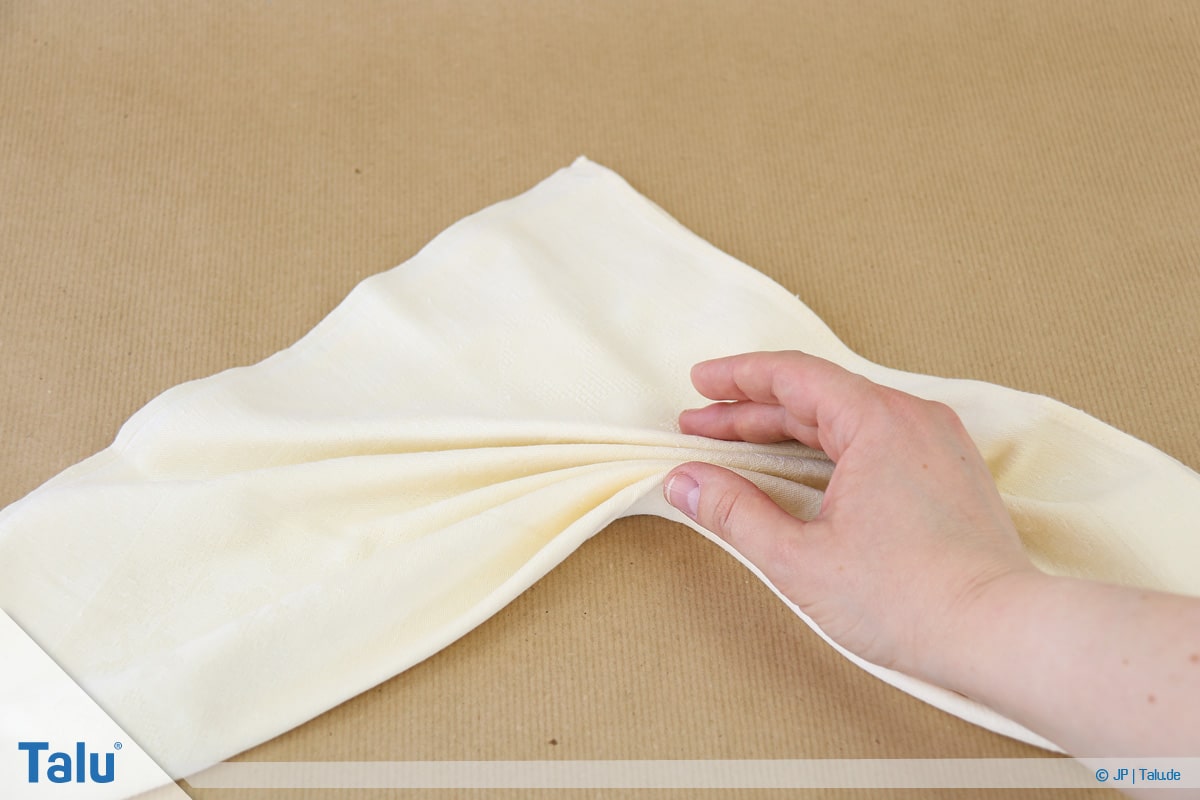Stoffservietten falten, Blatt, Serviette in Falten legen