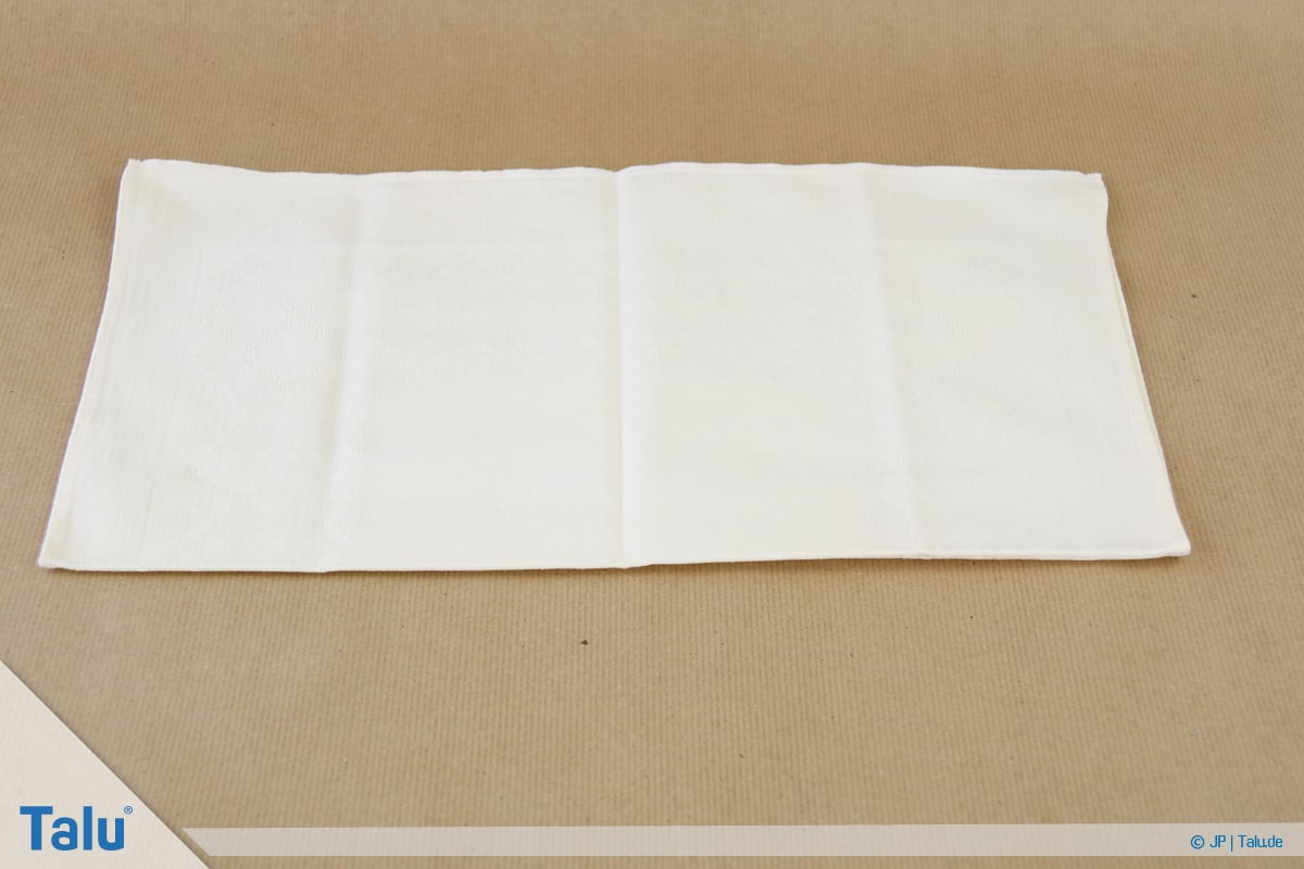 Stoffservietten falten, Doppelrolle, Serviette halbieren