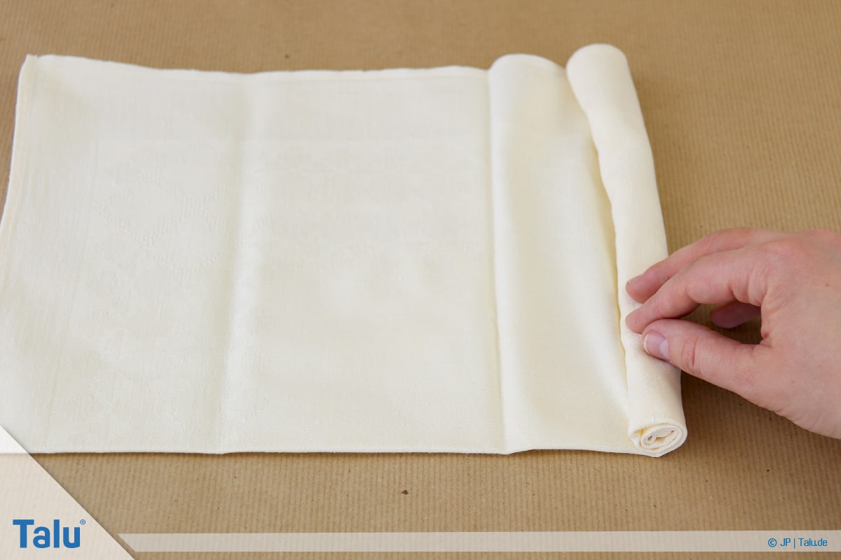 Stoffservietten falten, Doppelrolle, Serviette einrollen