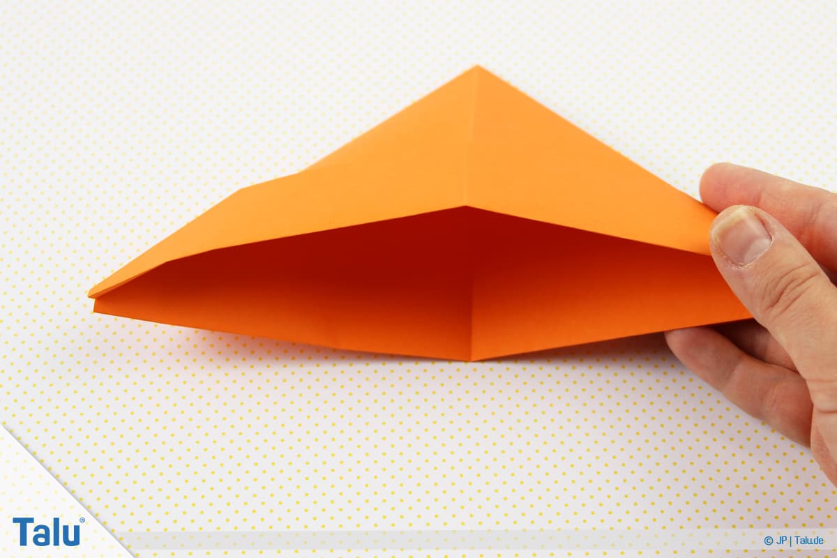 Origami Boot, Schiff basteln, drittes Schiffchen, Dreieck zeigt mit Spitze nach oben
