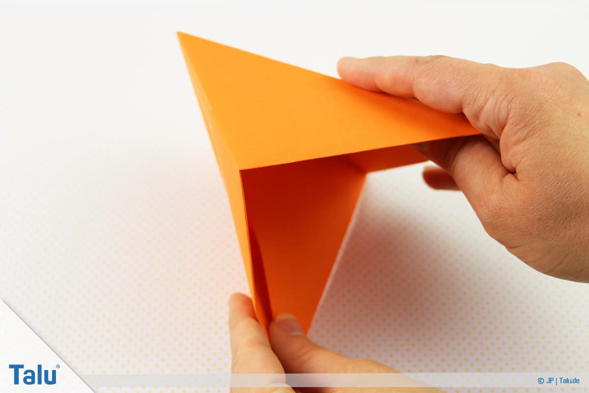 Origami Boot, Schiff basteln, drittes Schiffchen, Außenspitzen greifen
