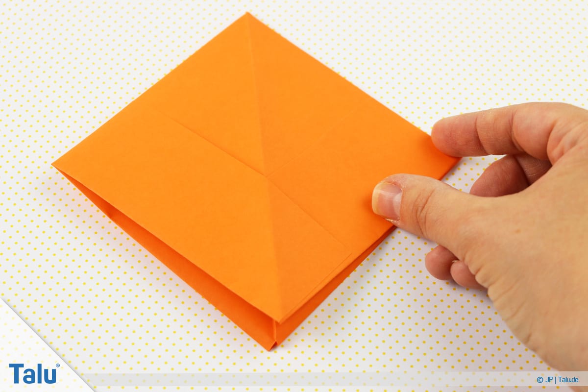 Origami Boot, Schiff basteln, drittes Schiffchen, ein kleines Viereck entsteht